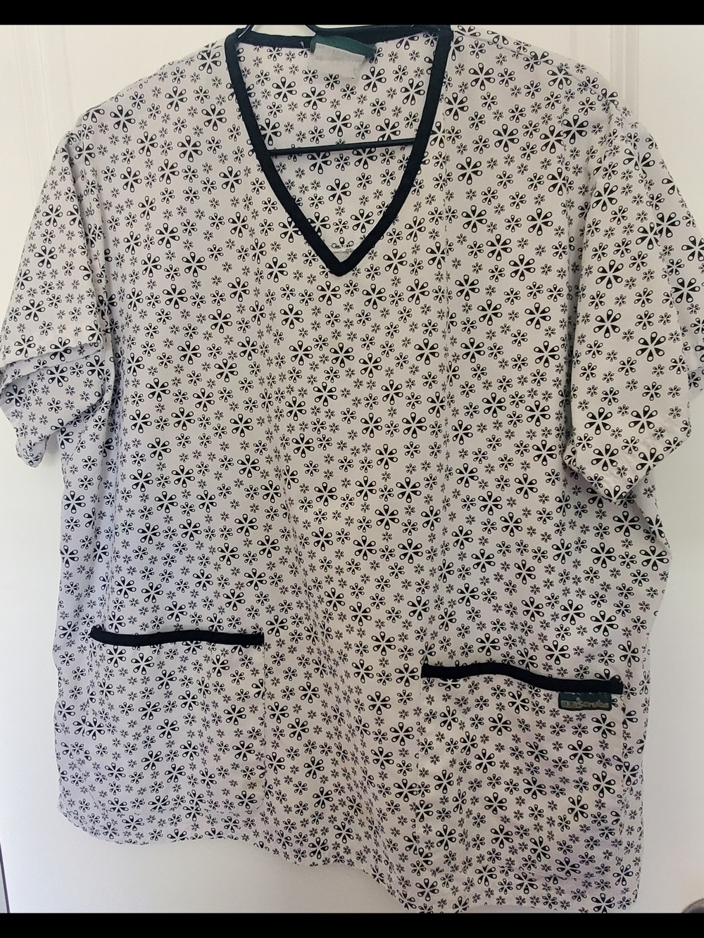 Black & White Floral Print V-Neck Medical Scrub Top
